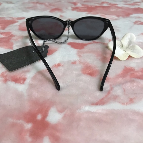 🕶 Black Cat-Eye Sunglasses 🛍 - Picture 4 of 8